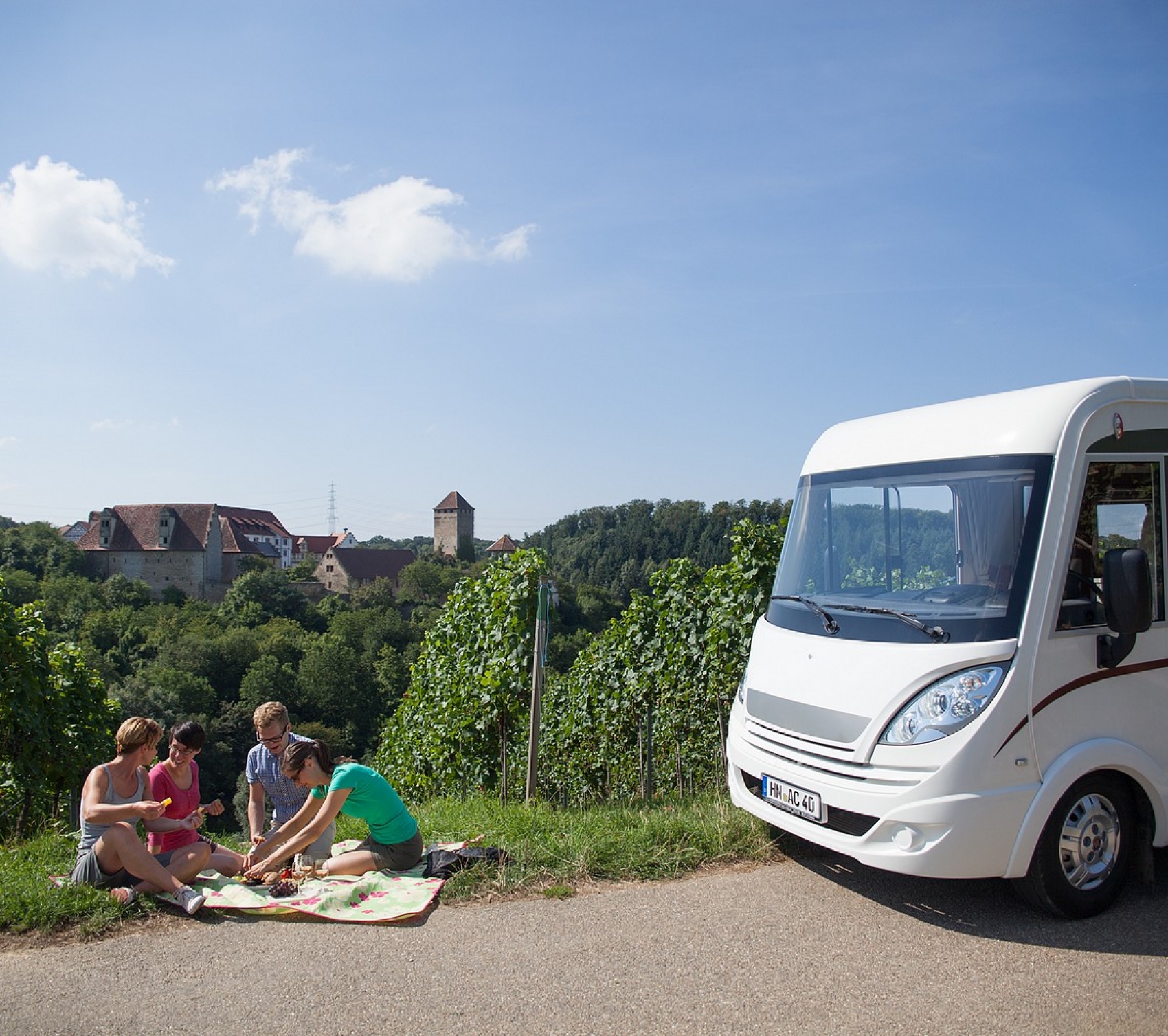 Piknik an Straßenrand neben Wohnmobil