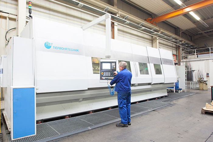 Deep hole drilling machine