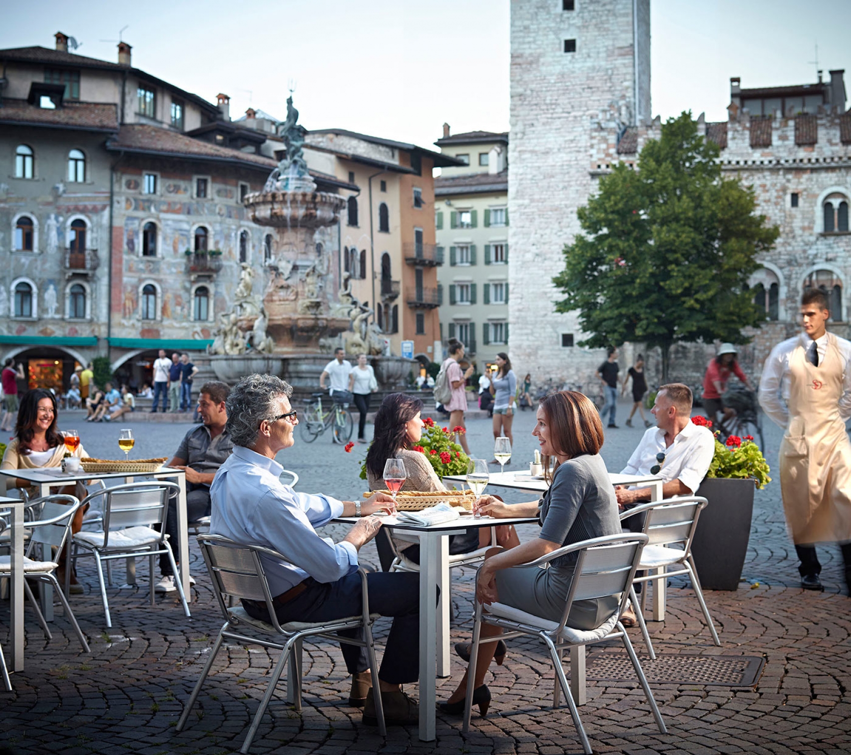 Cafe in Italien mit Brunnen im Hintergrund