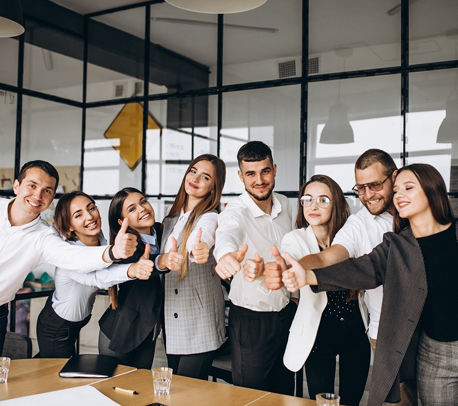 Arbeitsteam gibt Daumen hoch